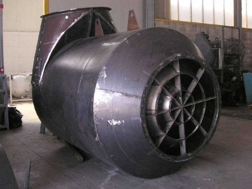 serbatoi Ital Tanx per carburanti durante la costruzione nel capannone industriale