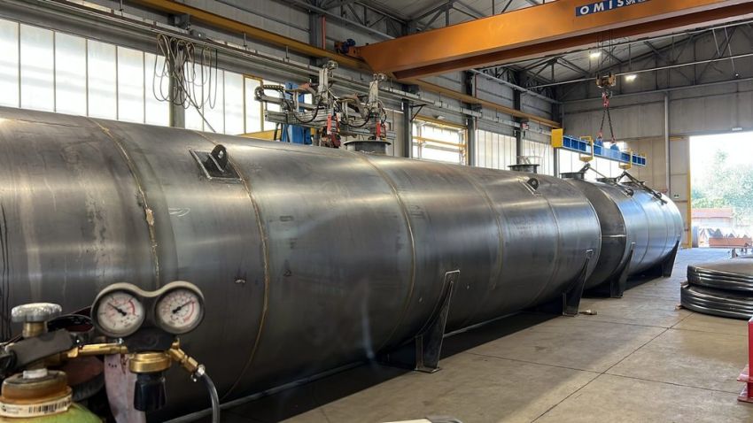 serbatoi Ital Tanx per carburanti durante la costruzione nel capannone industriale