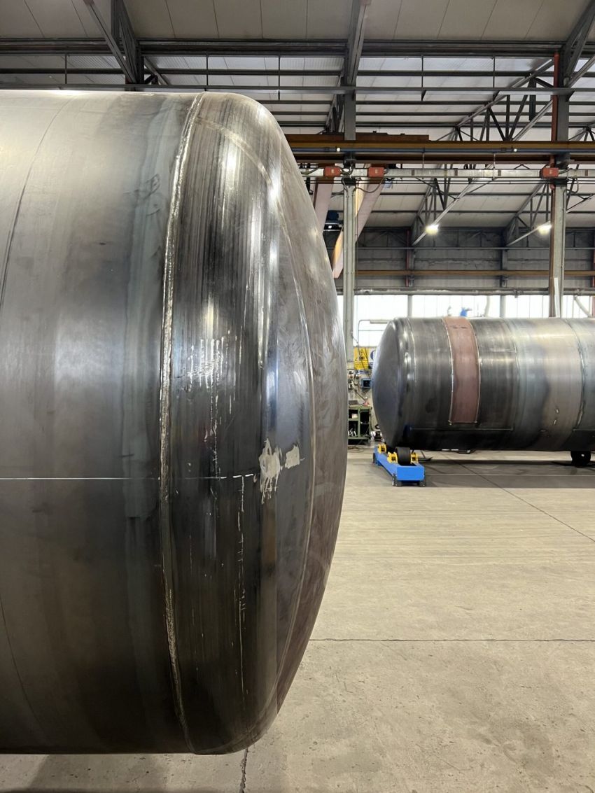 serbatoi Ital Tanx per carburanti durante la costruzione nel capannone industriale