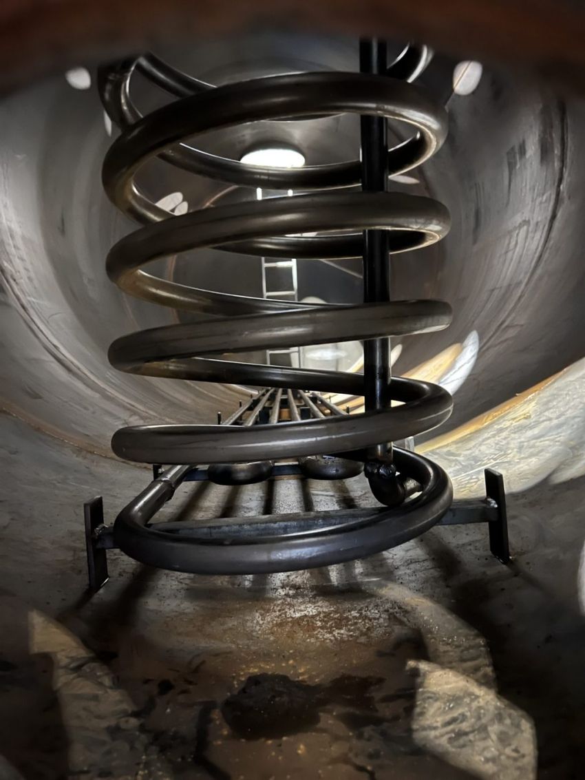 serbatoi Ital Tanx per carburanti durante la costruzione nel capannone industriale