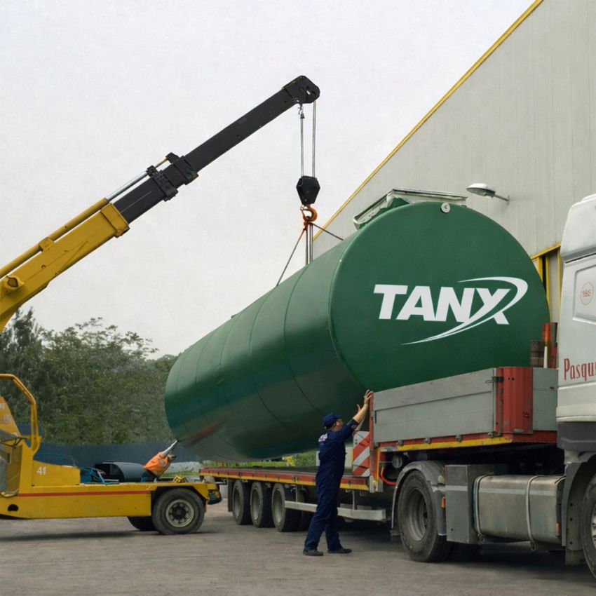 serbatorio antincendio Ital Tenx durante Il carico su tir