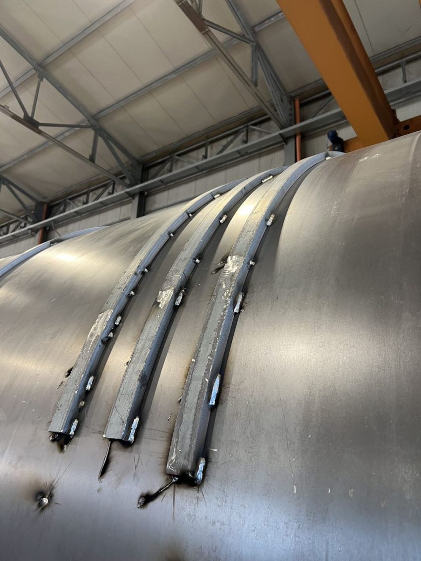 serbatoi Ital Tanx per carburanti durante la costruzione nel capannone industriale