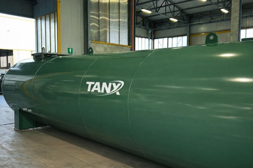 serbatoi Ital Tanx per carburanti verniciati nel capannone industriale