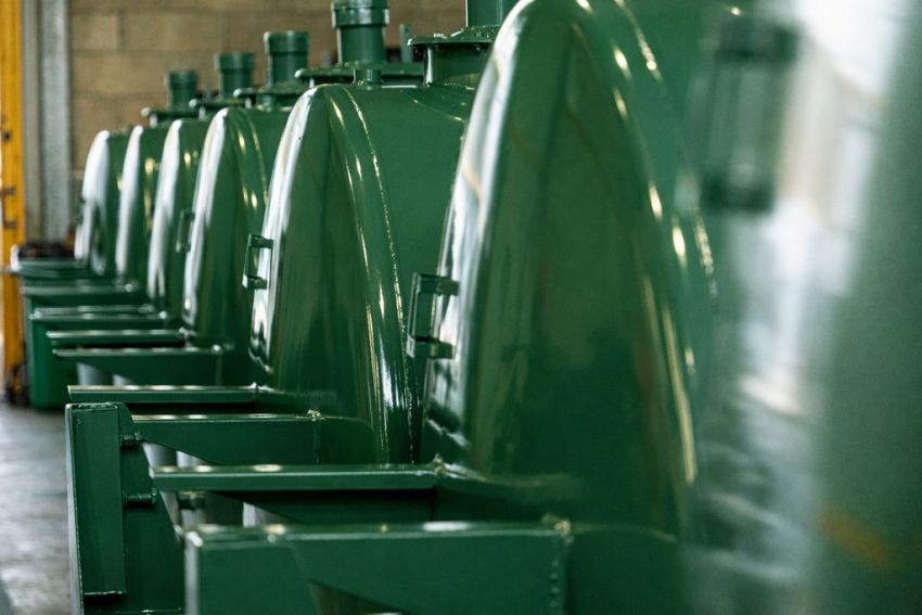 serbatoi Ital Tanx per carburanti verniciati nel capannone industriale