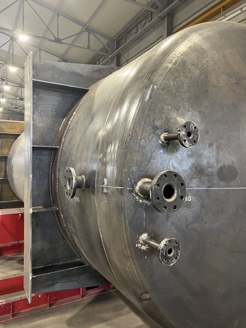 serbatoi Ital Tanx per carburanti durante la costruzione nel capannone industriale