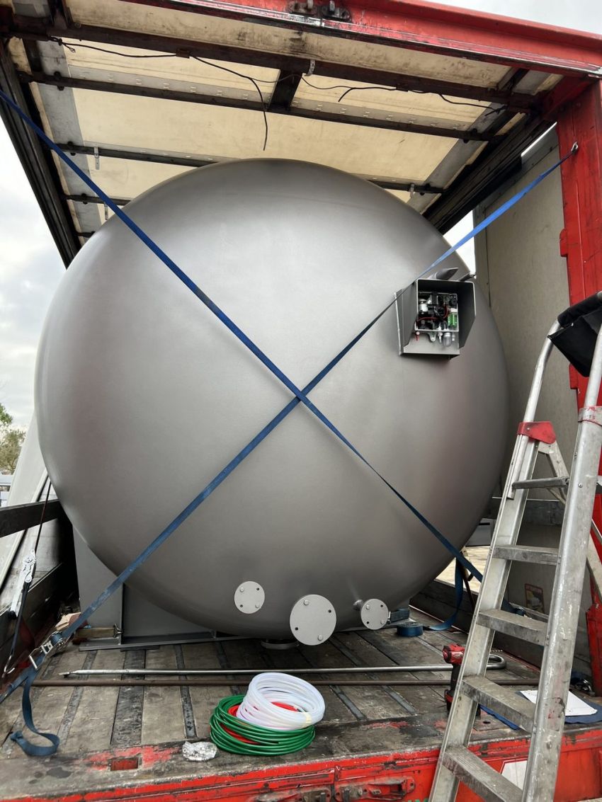 serbatoi Ital Tanx per carburanti durante la costruzione nel capannone industriale