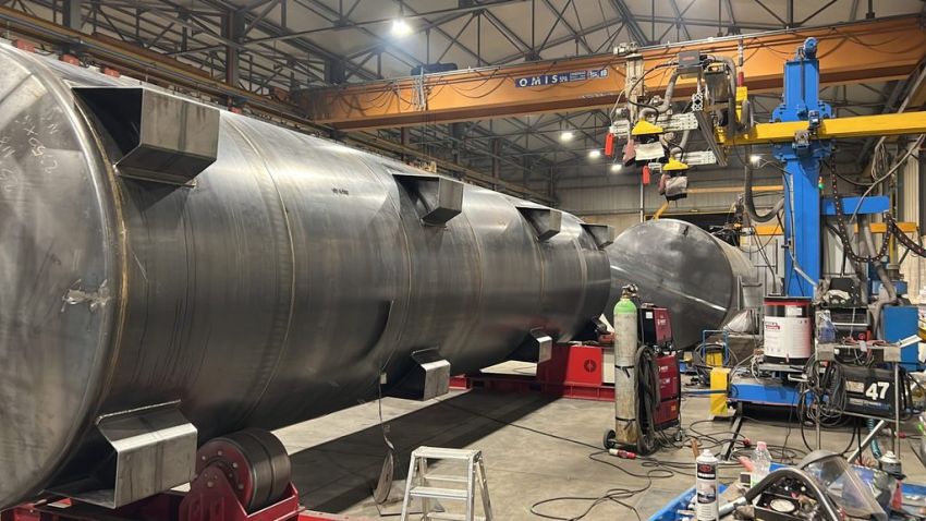 serbatoi Ital Tanx per carburanti durante la costruzione nel capannone industriale